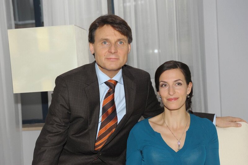 Gerner (Wolfgang Bahro) und Katrin (Ulrike Frank) erfahren überrascht von Dominiks Vorhaben, ein Haus für sich und Jasmin zu kaufen. – Bild: RTL /​ Rolf Baumgartner