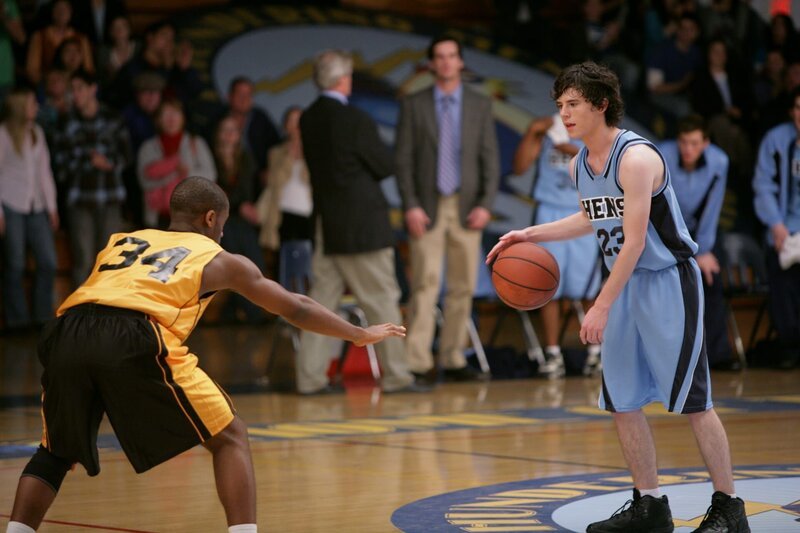 Während sich Axl (Charlie McDermott, r.) bei einem Basketballspiel beweisen muss, muss Sue zuhause auf Brick aufpassen. Was da wohl am ehesten als Desaster enden wird? – Bild: Warner Bros.