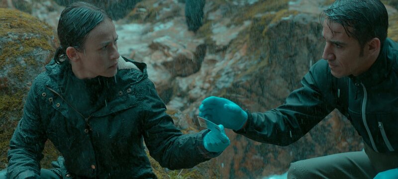 Gemeinsam mit ihrem Partner Jonan Etxaide (Carlos Librado ‚Nene‘, r.) nimmt Amaia Salazar (Marta Etura, l.) die Ermittlungen auf und kehrt in jenen Ort zurück, dem sie eigentlich für immer entfliehen wollte. – Bild: ZDF