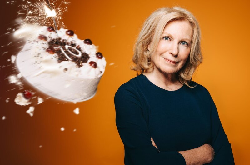 Ein Geburtstag, einer mit einer Null am Ende und auch noch einer 7 am Anfang: Die Schauspielerin und Satirikerin Maren Kroymann wird stolz 70 Jahre alt und feiert ihren Ehrentag mit einer Spezialausgabe des mehrfach preisgekrönten Sketch-Comedy-Formats „Kroymann“ von Radio Bremen, SWR, NDR und WDR (Produktion: bildundtonfabrik). – Bild: Radio Bremen/​Joseph Strauch