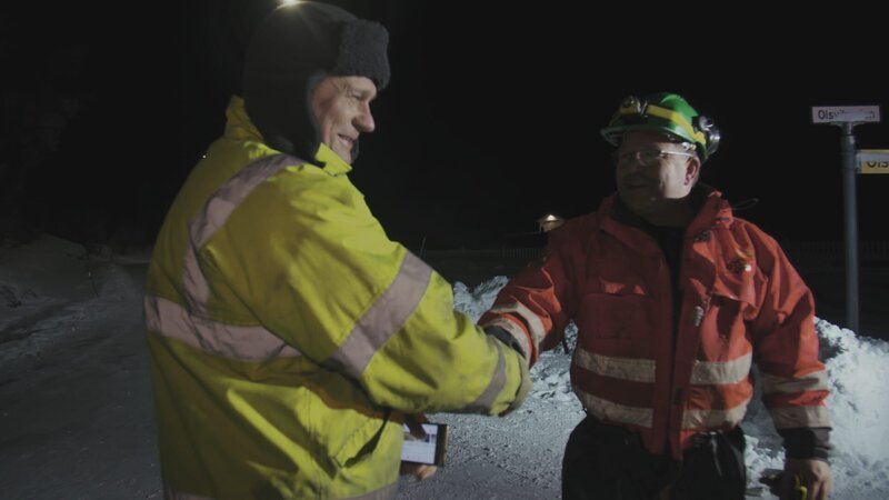 A man is satisfied with Roger after another good rescue. – Bild: National Geographic