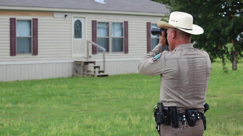Group of wardens preparing to raid pot farm. – Bild: Discovery Communications