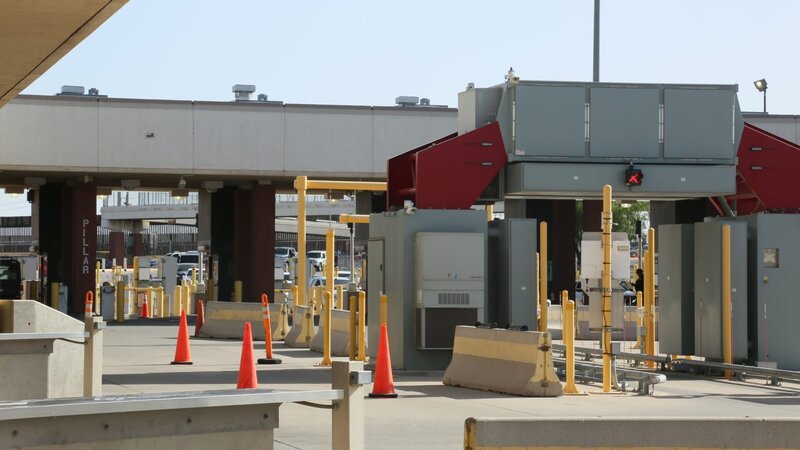 Ein Z-Portal an der Grenze von El Paso leuchtet mit einem roten „X“, was bedeutet, dass es nicht für die Durchfahrt eines Fahrzeugs bereit ist. (National Geographic) – Bild: National Geographic /​ National Geographic