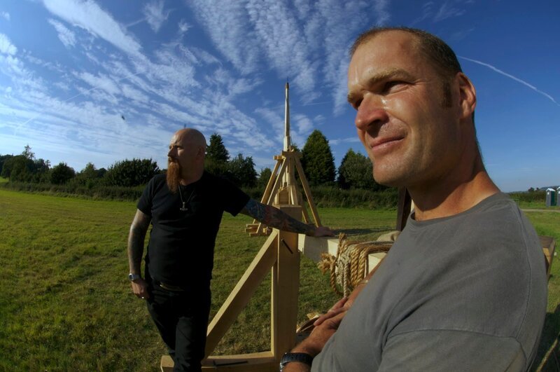 L-R: Stuart Prior and Monty Hall with Trebuchet and Mangonel – Bild: Oxford Scientific Films
