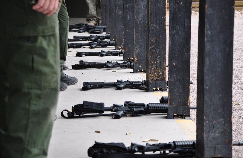Nogales, Arizona, USA: Weapons lined up on the ground at the firing range where Customs and border protection agents train. – Bild: 2015 National Geographic Partners, LLC. All rights reserved. Lizenzbild frei