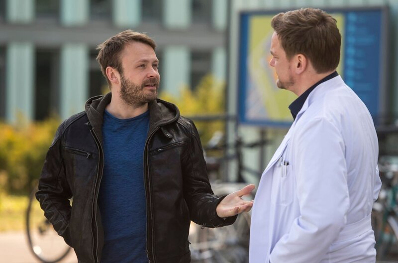 Marc (Christian Beermann, r.) versucht Ansgar (Matthias Ziesing, l.) zu beruhigen. Der fühlt sich belogen und betrogen von Lea. – Bild: ARD/​Jens Ulrich Koch