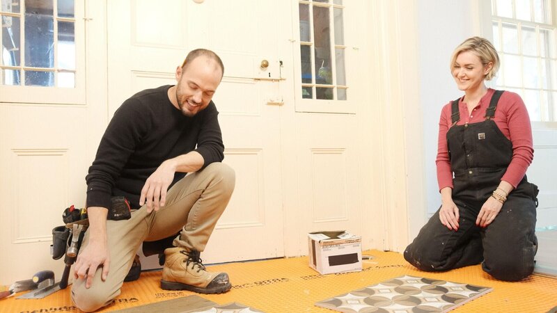 Billy Pearson (l.); Carolyn Wilbrink (r.) – Bild: 2023 Farmhouse Facelift 3 TV Inc. All Rights Reserved. Lizenzbild frei