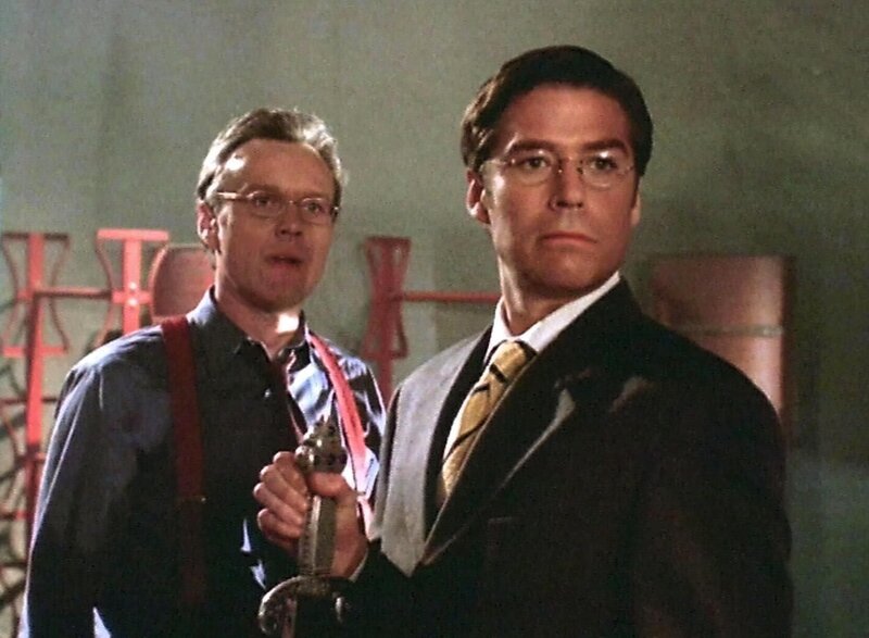 Rupert Giles (Anthony Stewart Head, l.), Wesley Wyndam-Pryce (Alexis Denisof) – Bild: Twentieth Century Fox Film Corporation