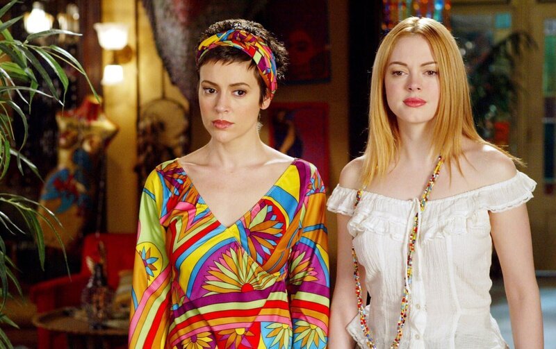 Um einen schleimigen Dämon zu vernichten, kommen die Mächtigen Drei im Manor wieder zusammen. Dabei staunen Phoebe (Alyssa Milano, l.) und Paige (Rose McGowan, r.) nicht schlecht, was Piper inzwischen aus deren Zimmern gemacht hat … – Bild: Paramount Pictures. Lizenzbild frei