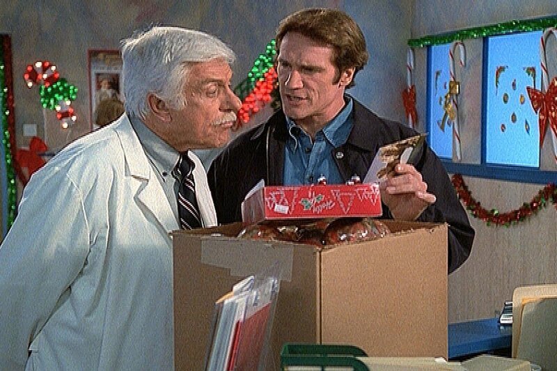 Mark (Dick Van Dyke, l.) und Steve (Barry Van Dyke, r.) haben eine Postkarte von Claude erhalten, der unschuldig im Gefängnis saß und dem sie auf abenteuerliche Weise zur Flucht nach Mexiko verholfen haben. – Bild: Viacom Lizenzbild frei