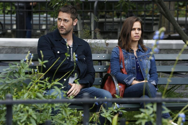 Ryan Eggold (Tom Keen), Ana Nogueira (Lena Mercer). – Bild: PLURIMEDIA (NBC Universal Media)