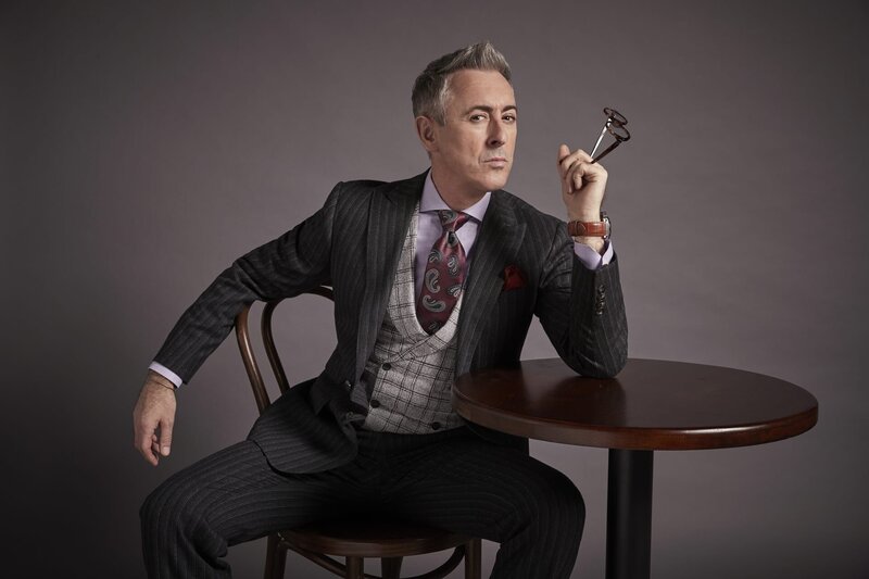Dylan Reinhart (Alan Cumming) – Bild: 2019 CBS Broadcasting Inc. All Rights Reserved. /​ David Needleman Lizenzbild frei