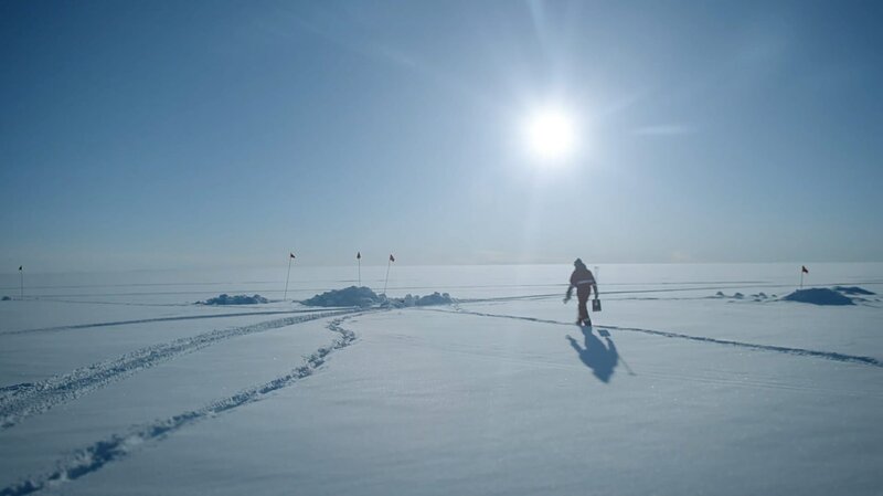 Das Eis in Grönland ist an einigen Stellen vergleichsweise dünn. Auf nur einem halben Kilometer Tiefe sind ganze 100 000 Jahre Klimageschichte tiefgefroren. – Bild: port.hu