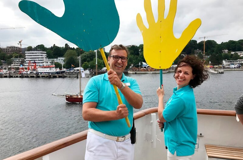 Reiseleiterin Maika Wuescher (rechts) und Kreuzfahrtdirektor Joern Hofer am Kieler Hafen in Deutschland während der Ostsee-Reise der Weißen Lady. – Bild: BR/​Bewegte Zeiten Filmproduktion GmbH/​Gerrit Mannes#