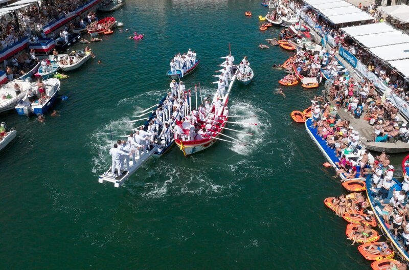 Die Stadt Sète feiert sechs Tage lang ein Fest zu Ehren von Ludwig XIV., dem Gründer ihres Hafens. Anlässlich dieses Festes werden die Joutes Languedociennes ausgetragen, die prestigeträchtigen Seespiele. – Bild: Medienkontor/​Airflex Production