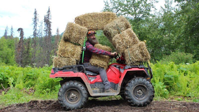 Matt Raney transportiert Heuballen mit einem Allradfahrzeug von einer Seite der 40 zur anderen. – Bild: Scott Sandman /​ Discovery Channel /​ Discovery Communications, LLC