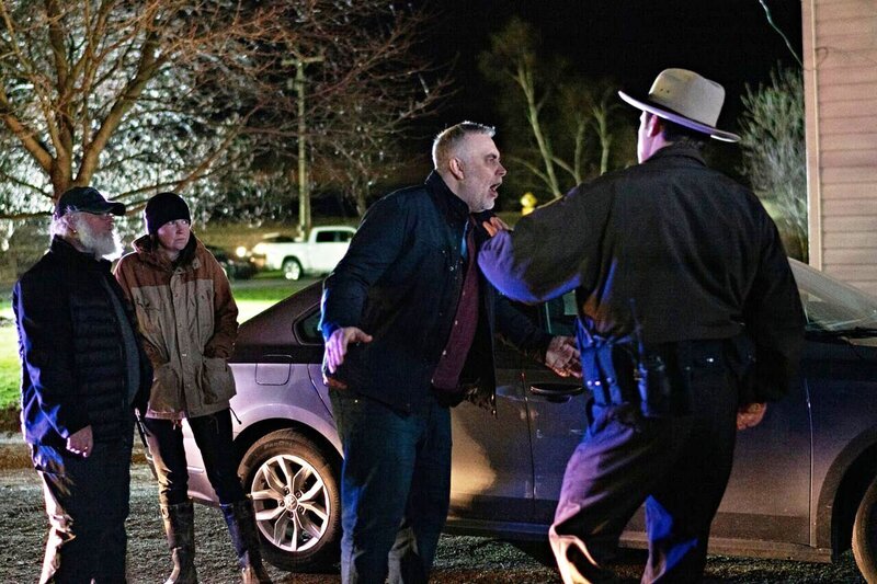 Der Sheriff beruhigt den Mann, während die anderen zusehen. – Bild: Fmantle /​ Bad Move 6 Productions Inc /​ Crime + Investigation