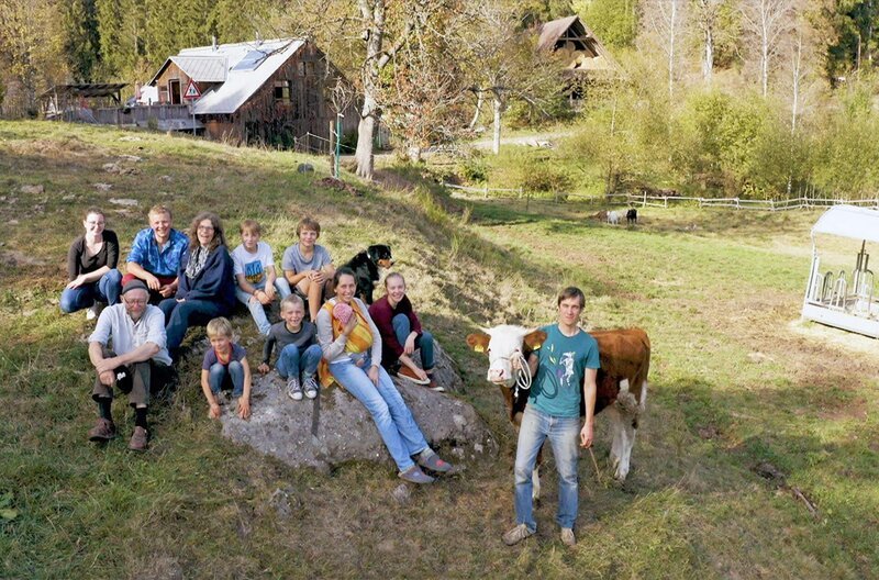 Generationen- und Familienprojekt „Wälder GbR“, drei Familien halten in der Hofgemeinschaft zusammen. – Bild: SWR