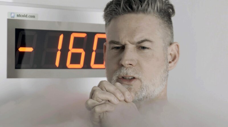 Moderator Sven Oswald im Selbstversuch bei einer Kryotherapie. – Bild: Fabian Uhlmann