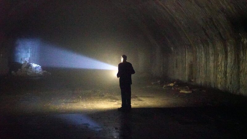 MiG-Kampfpilot Hasan Imamovi? in den Höhlen des ehemaligen jugoslawischen Militärflugplatzes Željava. Für diesen Stützpunkt wurden 3,5 Kilometer Tunnel in den Berg gesprengt. – Bild: Florian Dedio
