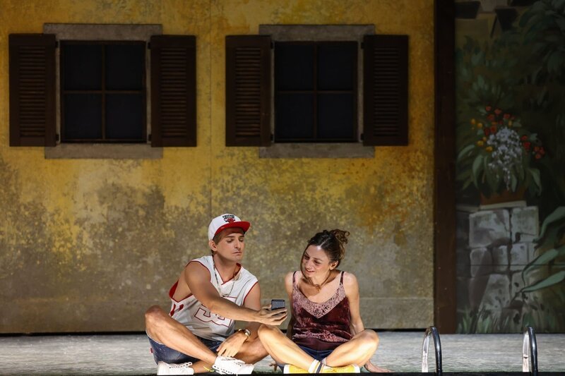  Oliver Liebl (Sigismund Sülzheimer), Julia Edtmeier (Klärchen) – Bild: ORF/​Volksoper Wien/​Barbara Pálffy