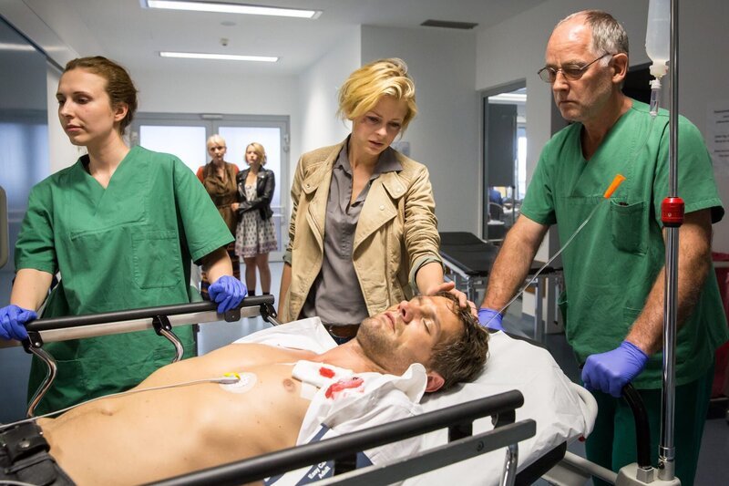 Dramatischer Showdown: Lukas Hundt (Oliver Franck, 2.v.r.) ist schwerverletzt. Kristina Katzer (Isabell Gerschke, 3.v.r.) bangt um sein Leben. – Bild: ARD/​Andreas Wünschirs