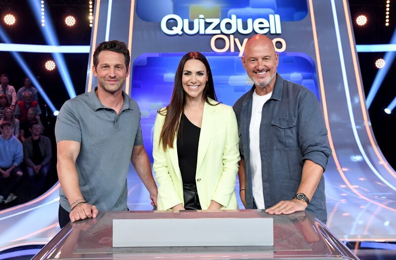 Moderatorin Esther Sedlaczek (M.) mit den Kandidaten des Teams „Kulinarik“: Alexander Kumptner (l.) und Frank Rosin (r.), beide Köche. – Bild: SWR/​ARD/​Uwe Ernst