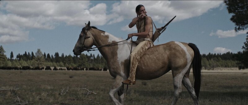 Während die USA nach Westen vordringen, zeigt sich die wahre Natur des Landes. Was erst nach grenzenlosem, leerem Gebiet aussah, entpuppte sich als bewohnte Landschaft mit zahlreichen indigenen Völkern, die ihr Land nicht kampflos aufgeben. +++ – Bild: RTL /​ MMXXIII Dash Pictures Holdings Ltd /​ Der Aufbruch