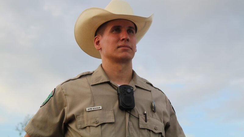 Warden Deshaaf posing. – Bild: Discovery Communications