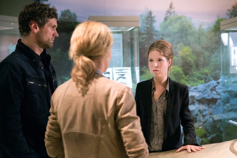 Lukas Hundt (Oliver Franck, l.) und Kristina Katzer (Isabell Gerschke, M.) haben eine schreckliche Nachricht für Jasmin Brand (Luise Helm, r.): bei der Moorleiche handelt es sich um ihren Bruder Dennis. – Bild: ARD/​Andreas Wünschirs
