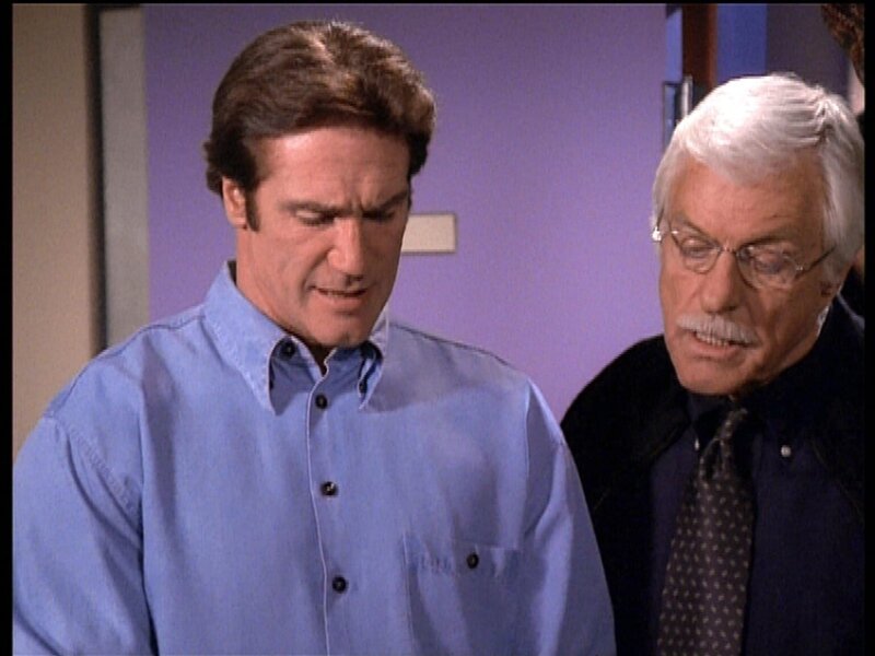 Steve (Barry Van Dyke, l.) und sein Vater Mark (Dick Van Dyke, r.) diskutieren darüber, ob das gefundene Indiz tatsächlich ein Hinweis auf den Mörder ist. – Bild: Viacom Lizenzbild frei