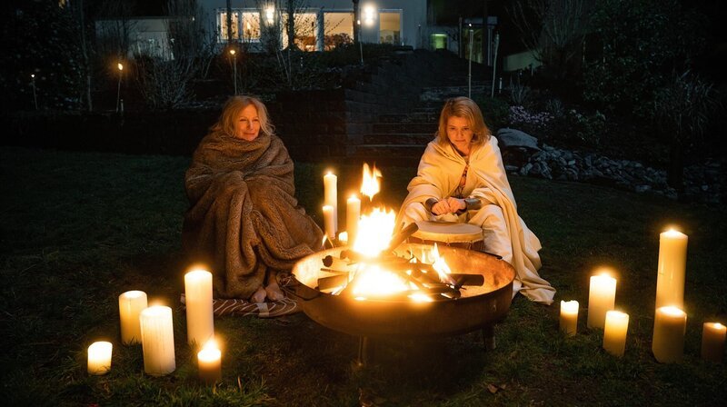 Kann das Lagerfeuer der Schamanin (Annette Frier) Maren Kroymann endlich von ihren Zweifeln befreien? – Bild: Radio Bremen/​bildundtonfabrik
