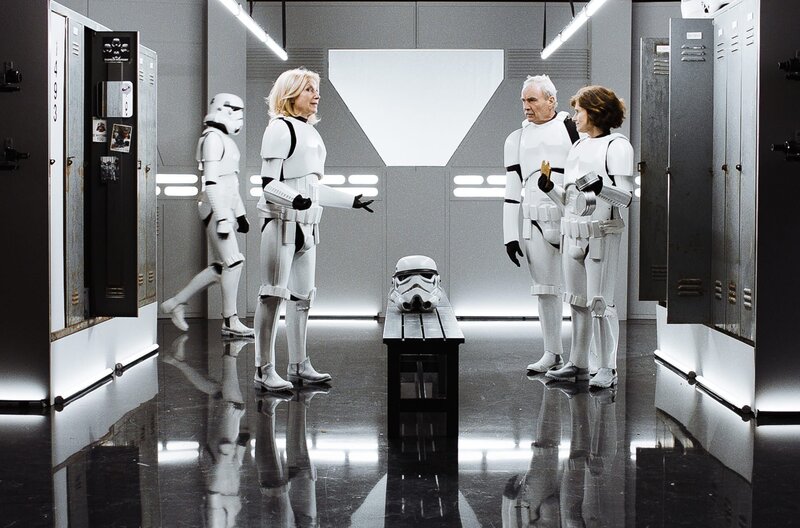 Wie steht es um die Rente der Stormtrooper auf dem Todesstern? vlnr.: Maren Kroymann, Walter Kreye, Victoria Trauttmansdorff. – Bild: NDR/​Radio Bremen/​SWR/​NDR/​rbb/​Jos /​ ZDF