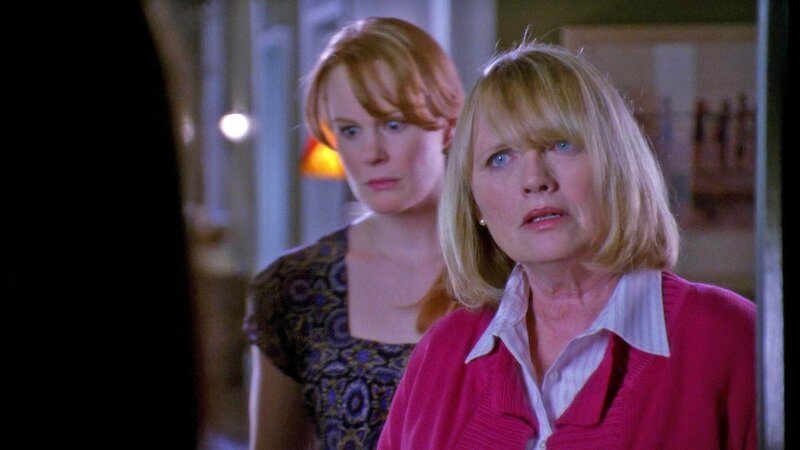 Mrs. Hallander (Tess Harper, r.) und Erica Hallander (Kate Baldwin) erhalten einen unerwarteten Besuch. – Bild: TVNOW