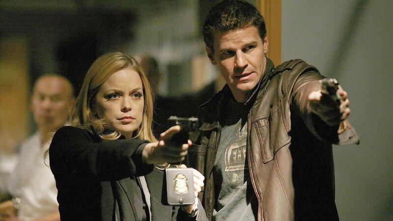 FBI-Agentin Payton Perotta (Marissa Coughlan) und Booth (David Boreanaz) platzen in eine illegale Pokerrunde. – Bild: RTL /​ FOX