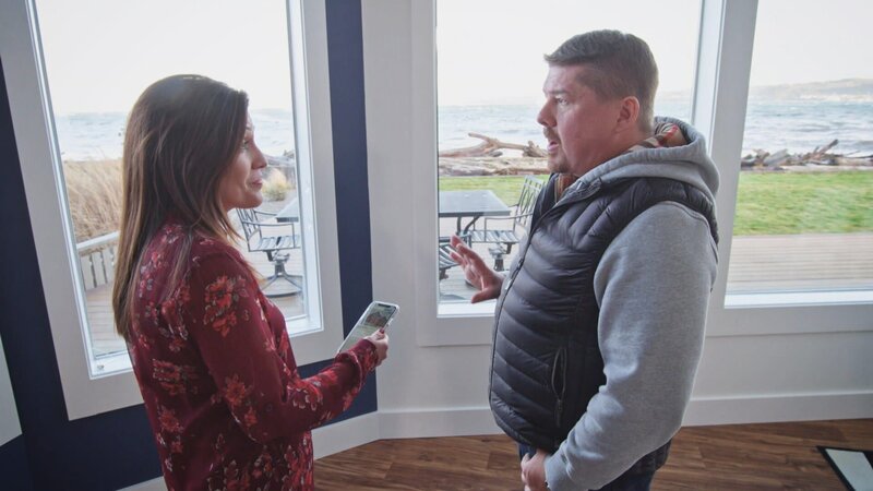 Strandhäuser auf Whidbey Island sind sehr begehrt. Hier suchen auch Rob und Elise, die praktischerweise als Maklerin arbeitet, ein eigenes Haus mit Beach-Feeling. Rob möchte direkt am Wasser und mit einer guten Verbindung zum Festland leben, Elise will ihren lang gehegten Wunsch von einem zeitgenössischen Strandhaus verwirklichen, von dem sie schon lange träumt. Gemeinsam besichtigen sie drei atemberaubende Häuser bis maximal 1,5 Millionen Dollar, die ihre Erwartungen sogar noch übertreffen. – Bild: HGTV