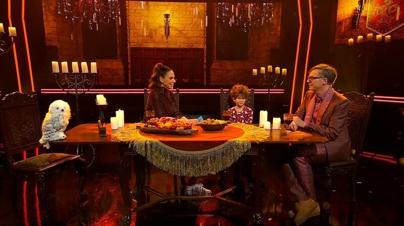 Zu Gast bei Harry Potter: v.l.n.r. Esther Sedlaczek, Marie (10) und Ralph Caspers im Studio. – Bild: WDR