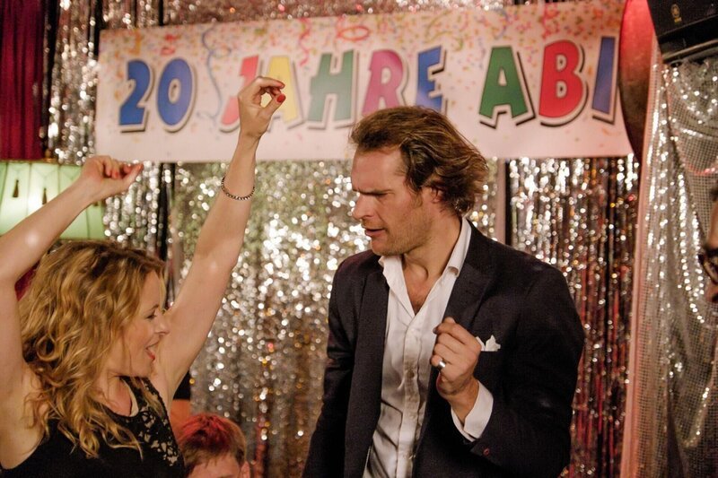 Anna (Diana Staehly) und Tom (Frank Maier) lassen es auf dem Klassentreffen richtig krachen. – Bild: RTL /​ Stefan Erhard
