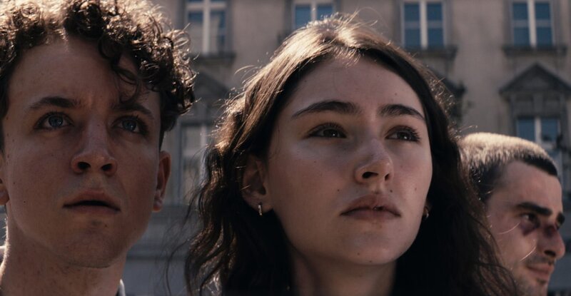Herm (Adrian Grünewald, l.) Evelin (Emily Kusche) und Devid (Aaron Hilmer) trauen ihren Augen nicht, was sie auf dem Festland erwartet. – Bild: ZDF und Syrreal Entertainment, Christian Alvart