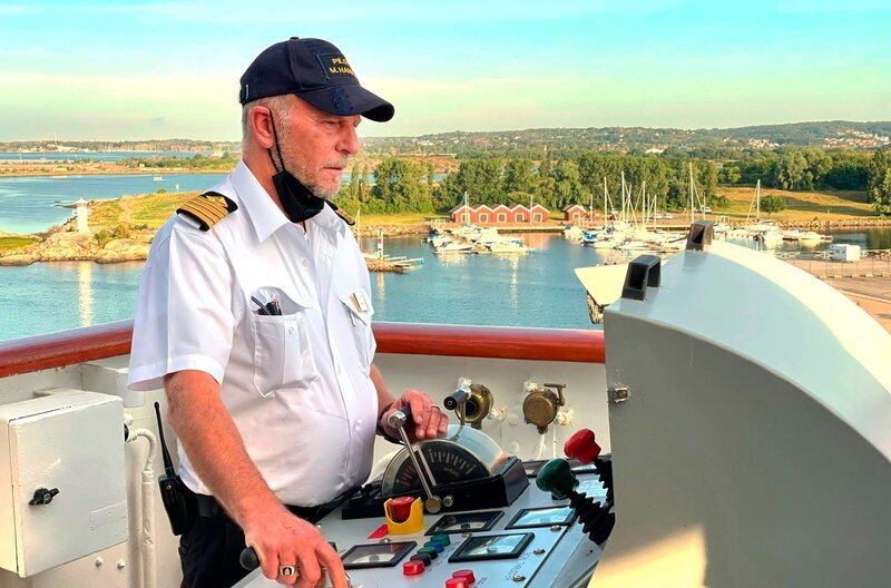 Die „Grand Lady“ läuft in Göteborg in Schweden ein. Auf der Brücke: Kapitän Morten Hansen. – Bild: BR/​Bewegte Zeiten Filmproduktion GmbH/​Gerrit Mannes