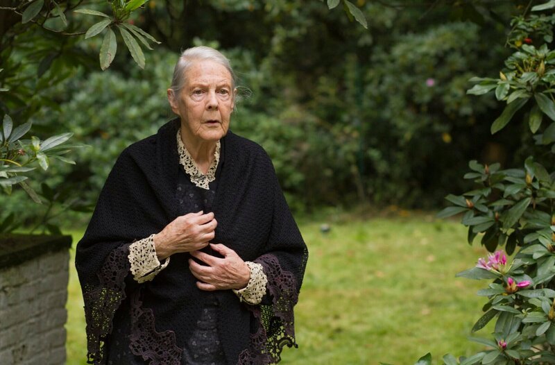 Kann die alte Magd Ursel (Eva Zeidler), seit vielen Jahren im Dienst der Familie von der Eider, bei der Aufklärung des Mordes helfen? – Bild: NDR/​ARD/​Georges Pauly