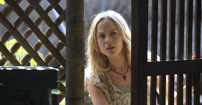 Will unbedingt in einen Bürgerkriegsgebiet: Sarah (Julie Benz) … – Bild: Nu Image Films Lizenzbild frei Will unbedingt in einen Bürgerkriegsgebiet: Sarah (Julie Benz) … – Bild: Nu Image Films Lizenzbild frei