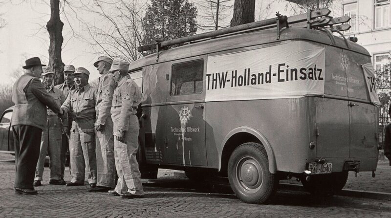 Der erste Auslandseinsatz des Technischen Hilfswerk (THW) in den Niederlanden nach der Sturmflut 1953. – Bild: WDR/THW, Berlin Der erste Auslandseinsatz des Technischen Hilfswerk (THW) in den Niederlanden nach der Sturmflut 1953. – Bild: WDR/THW, Berlin