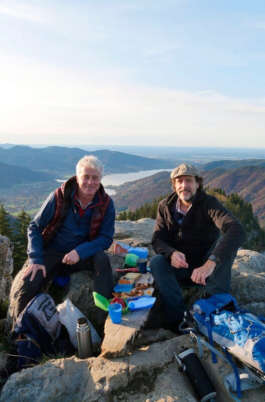 Werner Schmidbauer (links) und Helmfried von Lüttichau auf der Bodenschneid (1668m) in den Schlierseer Bergen im Mangfallgebirge. – Bild: BR/​Werner Schmidbauer