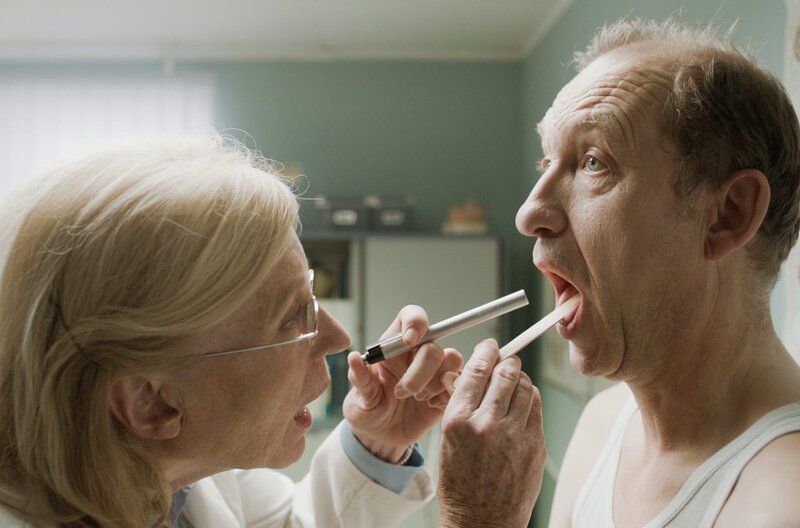 Maren Kroymann klärt in „Kroymann“ Peter Heinrich Brix über einen immer weiter um sich greifenden, gefährlichen Virusinfekt auf: zunehmende Intoleranz. – Bild: Radio Bremen /​ ZDF