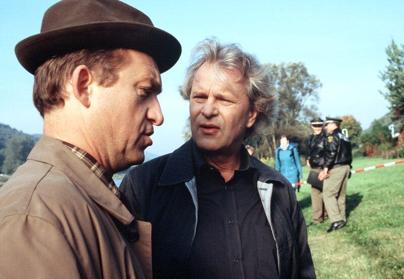 Kommissar Geiger (Peter Heinrich Brix, li.) und der Pathologe Dr. Storz (Peter Sattmann) führen Fachgespräche am Tatort. – Bild: ARD Degeto/​Christa Köfer