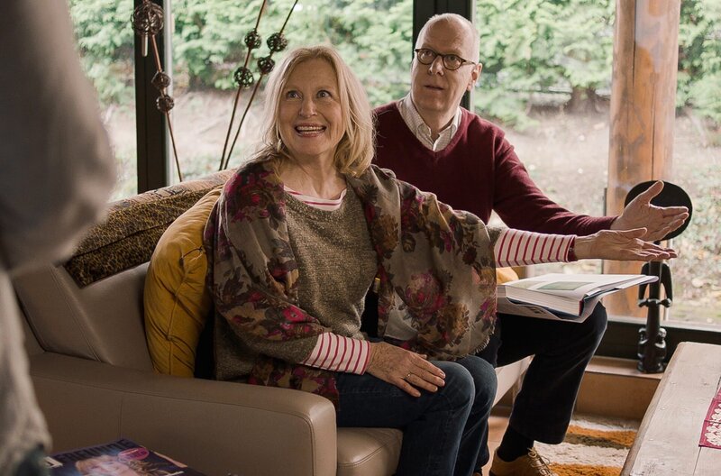 Die Gastgeber (Maren Kroymann und Gottfried Vollmer) erwarten wirklich nicht viel von ihrem Geflüchteten (im Anschnitt Mehmet Atesci), aber Integration ist doch nur dann akzeptabel, wenn sie auch die Ressentiments erfüllt. – Bild: Radio Bremen/​SWR/​NDR/​rbb/​Joseph /​ ZDF