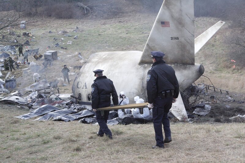 Die örtliche Polizei eilt zur Absturzstelle, um einem möglichen Überlebenden zu helfen – Bild: The National Geographic Channel