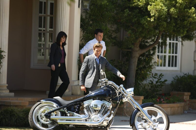 Ermitteln in einem neuen Mordfall: Teresa (Robin Tunney, hinten l.), Wayne (Owain Yeoman, hinten r.) und Patrick (Simon Baker, vorne) …. – Bild: Warner Bros. Television Lizenzbild frei