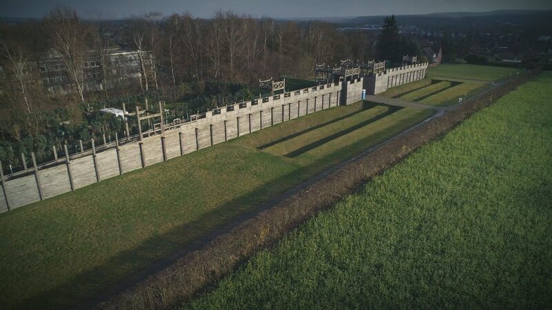 Dank neuer wissenschaftlicher Erkenntnisse lassen sich inzwischen viele Fragen klären. Zum Beispiel wie römische Lager in Germanien aussahen. – Bild: ZDF